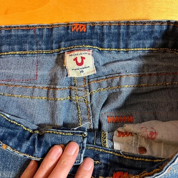 True Religion Billy Big T Jeans with Signature Stitching & Classic Denim Wash - Picture 3 of 10